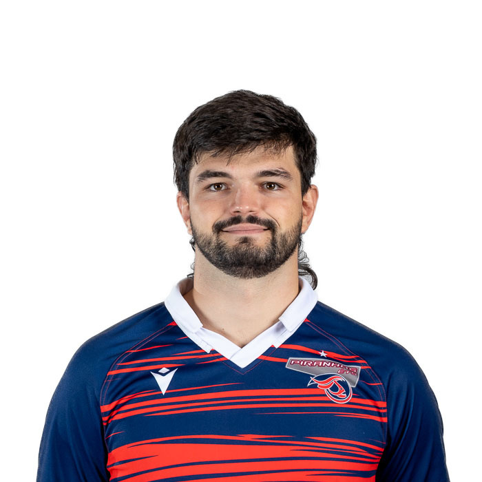 Étudiant en technologie, il porte un maillot aux couleurs vives, reflétant son esprit sportif et sa détermination.