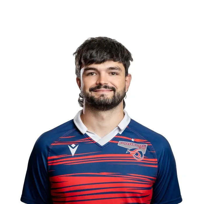 Étudiant en technologie, il porte un maillot aux couleurs vives, reflétant son esprit sportif et sa détermination.