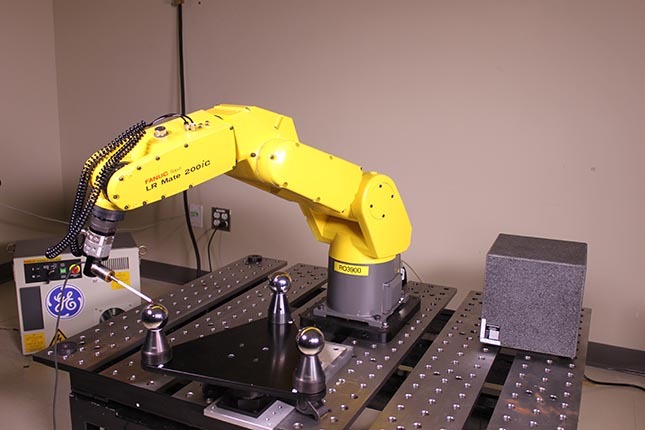 D'autres méthodes moins chères que l'étalonnage peuvent être utilisées pour rendre les robots plus précis
