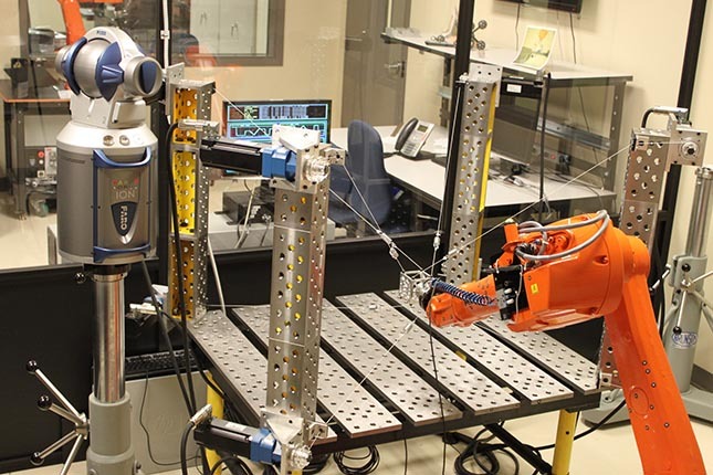 Un robot parallèle à câble permet d'obtenir des robots plus précis.