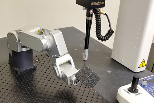Bras robotique de précision pour mesures dimensionnelles en laboratoire.