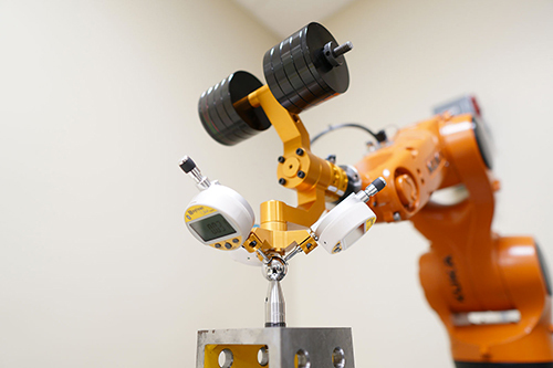 Robot industriel en action, précision et technologie au service de l’innovation.