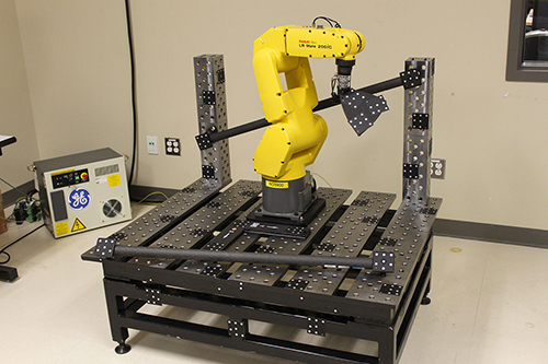 Bras robotique industriel en démonstration dans un laboratoire de technologie avancée.