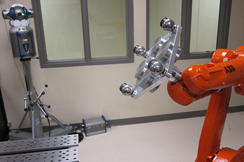 Bras robotique industriel ABB et capteur de métrologie 3D en laboratoire de recherche.