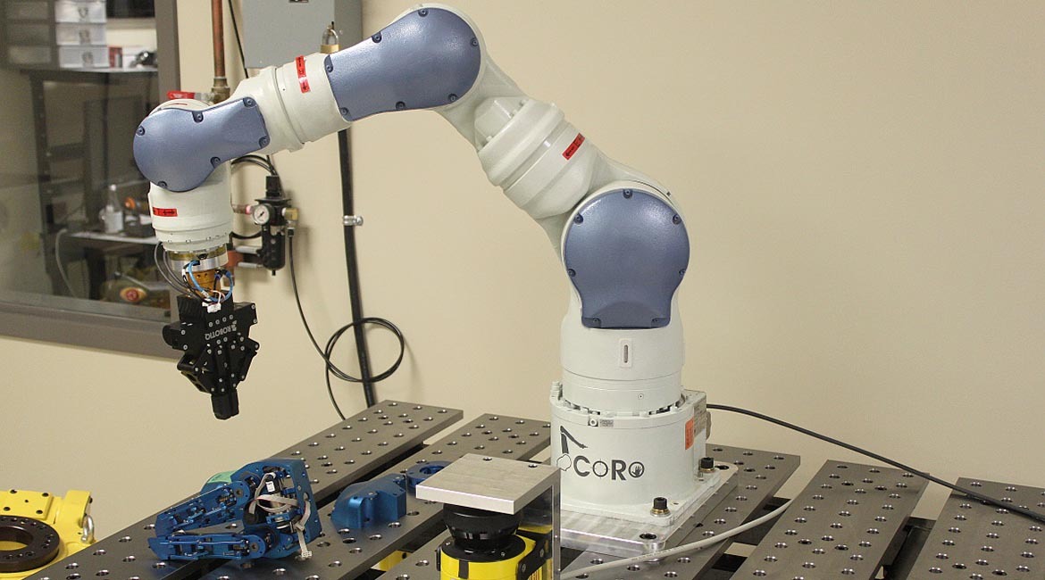Bras robotique industriel en action, équipé pour la manipulation de précision.