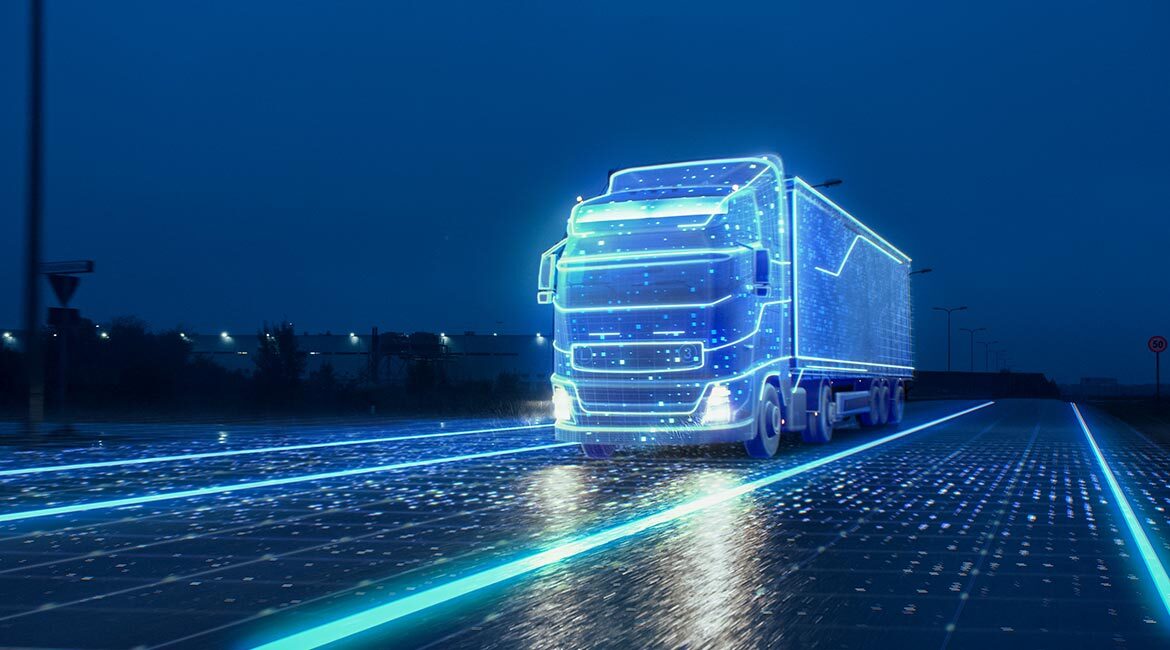 Camion futuriste illuminé sur route intelligente.