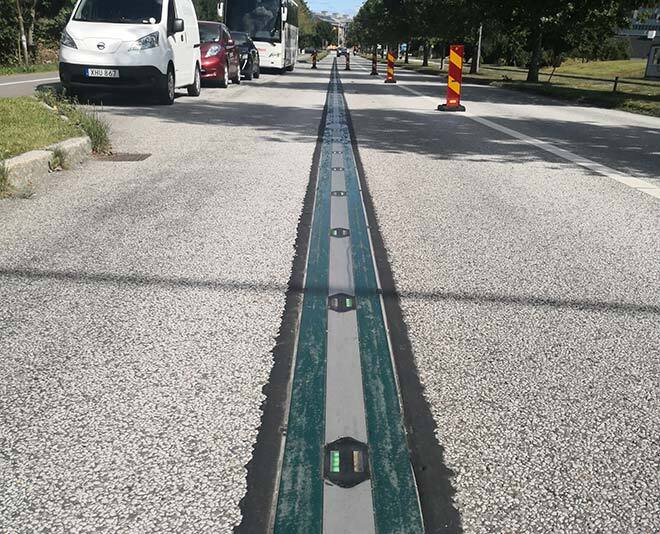 Electric road with charging rails