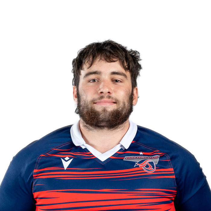 Étudiant en maillot de sport, souriant, ambiance positive.