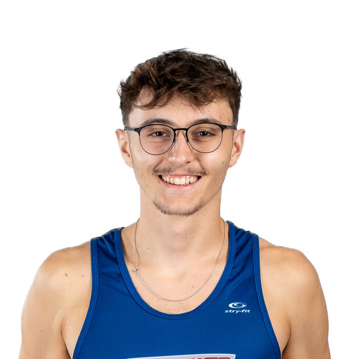 Jeune athlète en tenue de compétition avec des lunettes et un sourire amical.