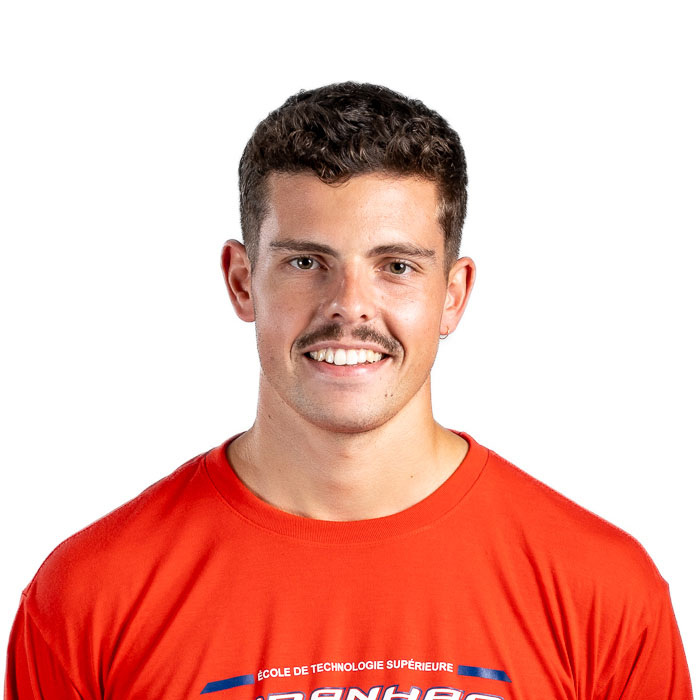 Étudiant souriant portant un t-shirt rouge, mettant en avant l'École de technologie supérieure avec une attitude engageante et amicale.