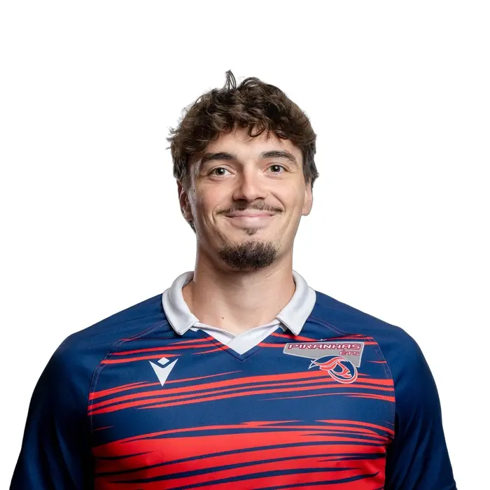 Étudiant souriant en tenue sportive, affichant une attitude positive et dynamique, représentant l'esprit d'équipe et la passion pour le sport.