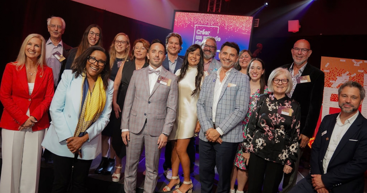 Événement festif réunissant des membres de la communauté académique, célébrant l'innovation et l'engagement à l'Université.