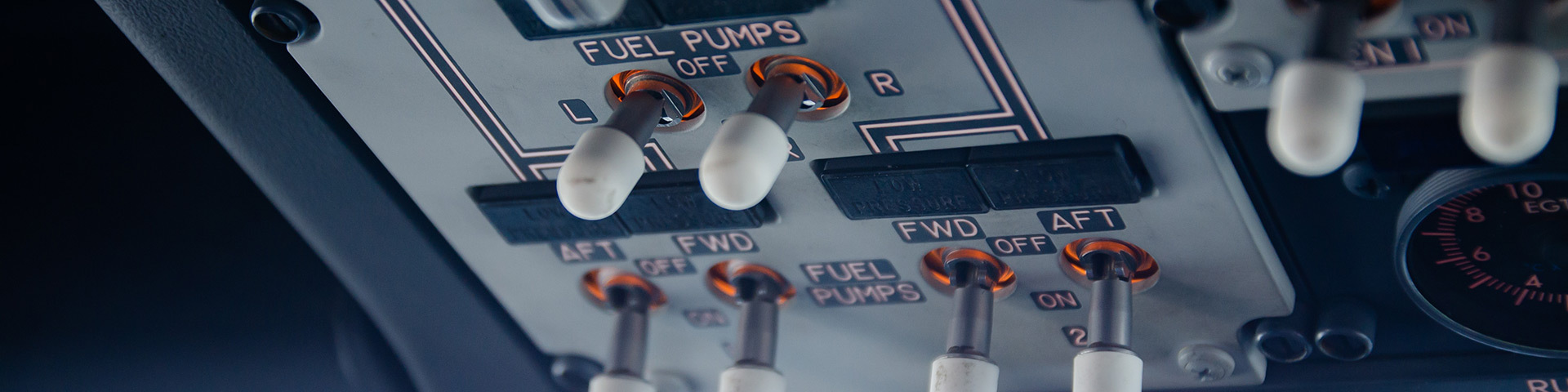 Panneau de contrôle d'avion avec interrupteurs des pompes à carburant.