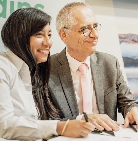 Signature de l'entente. Kathy Baig et thierry