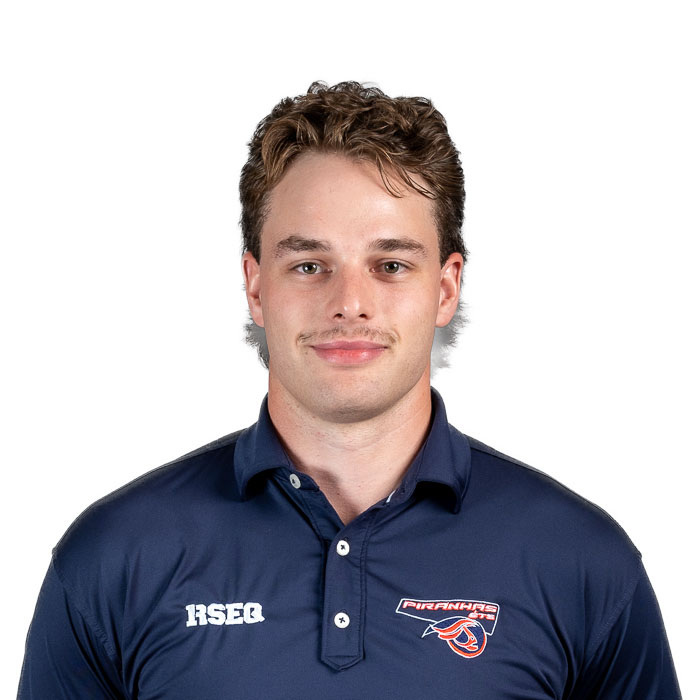 Étudiant souriant en polo, affilié à l'équipe sportive ISEG Piranhas.