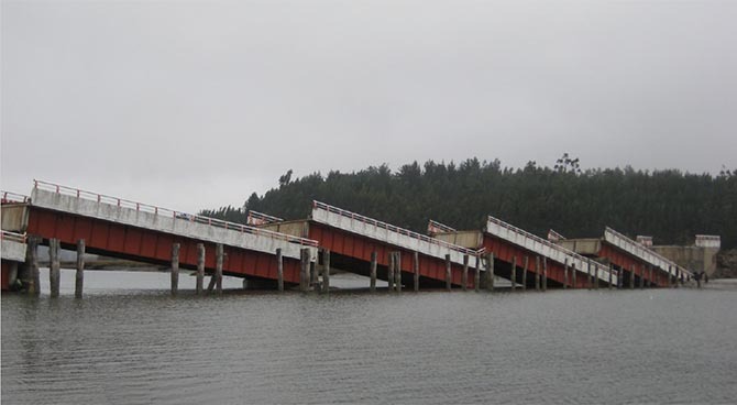 Effondrement d'un pont par perte d'appui du tablier suivant une secousse sismique