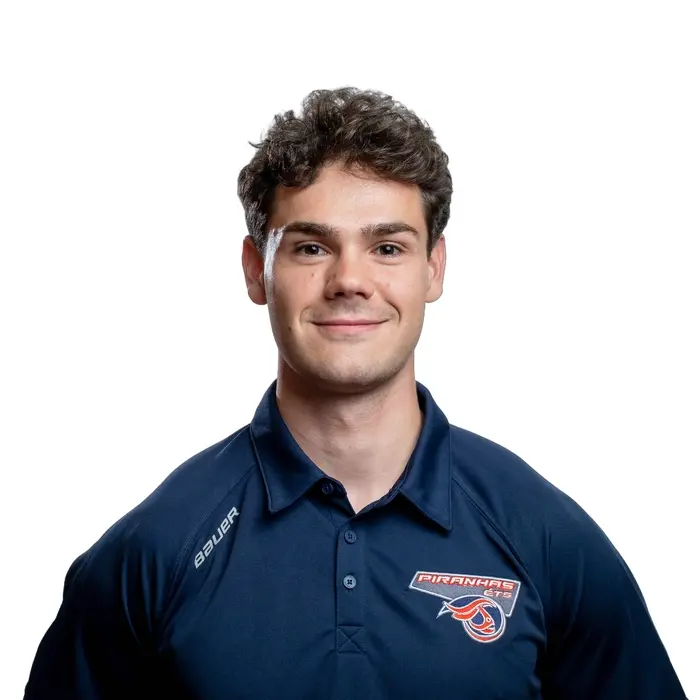 Étudiant en technologie, il porte un uniforme sportif avec un large sourire, symbolisant l'esprit d'équipe et la détermination.