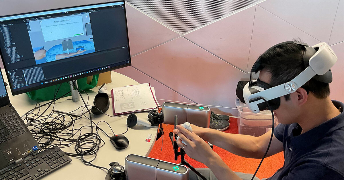 Un étudiant interagit avec une application de réalité virtuelle, explorant des technologies avancées dans un environnement éducatif.