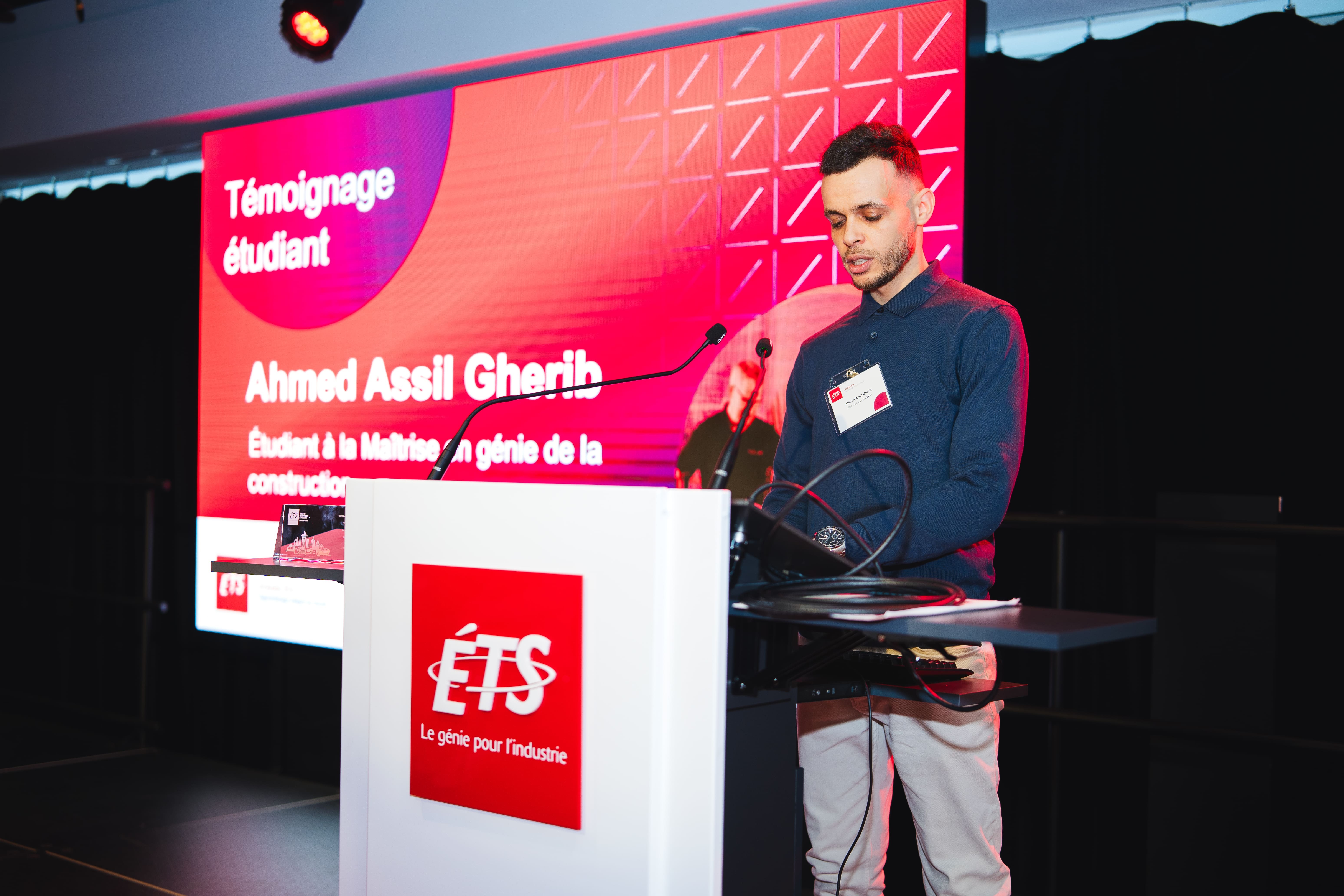 Témoignage d'un étudiant en maîtrise de génie de la construction, partageant son expérience à l'ÉTS lors d'un événement.