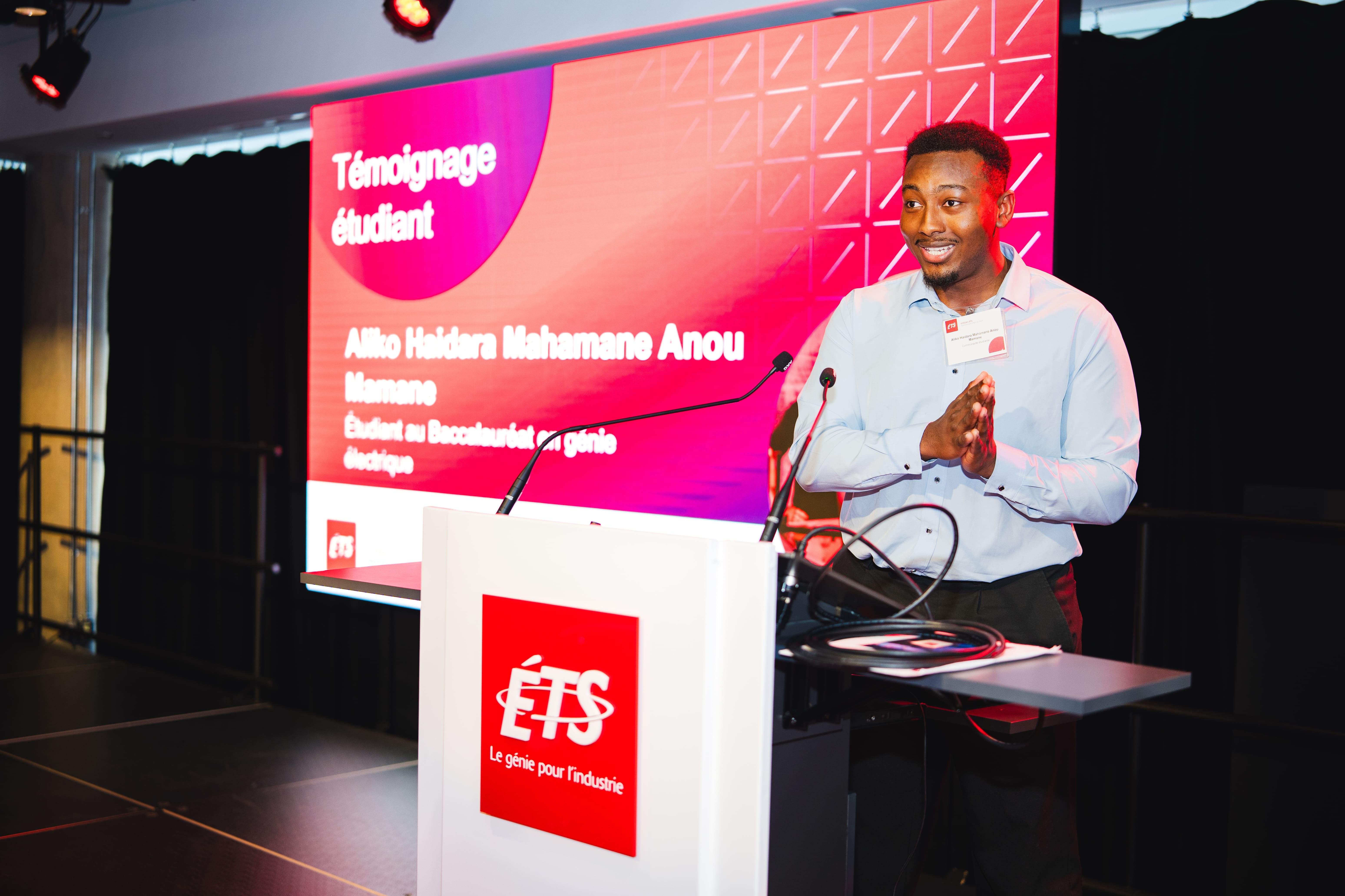 Un étudiant partage son expérience au baccalauréat en génie électrique lors d'un témoignage à l'ETS. Ambiance dynamique et engageante.