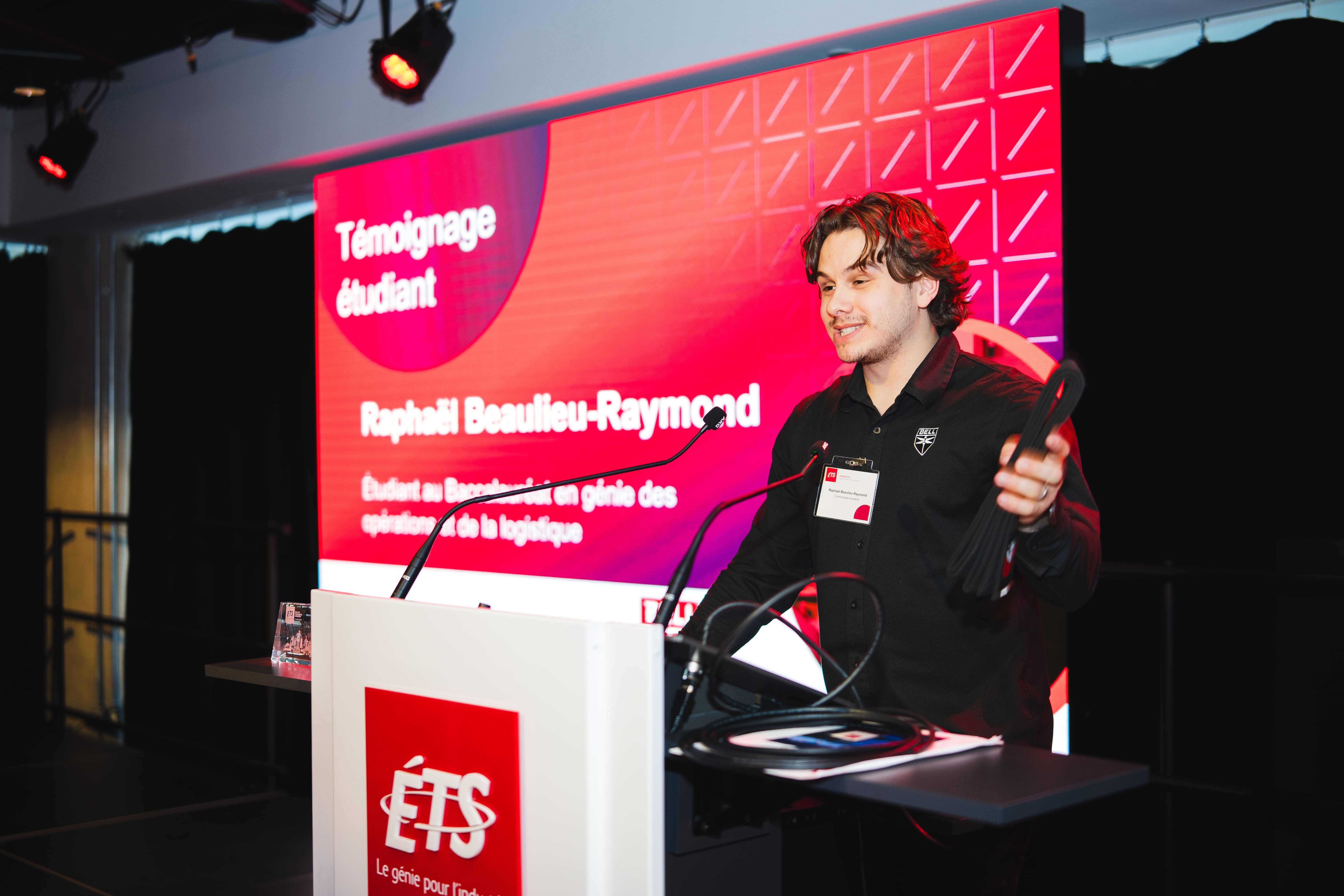 Témoin passionné, un étudiant partage son expérience en génie des opérations et de la logistique lors d'un événement à l'ETS.