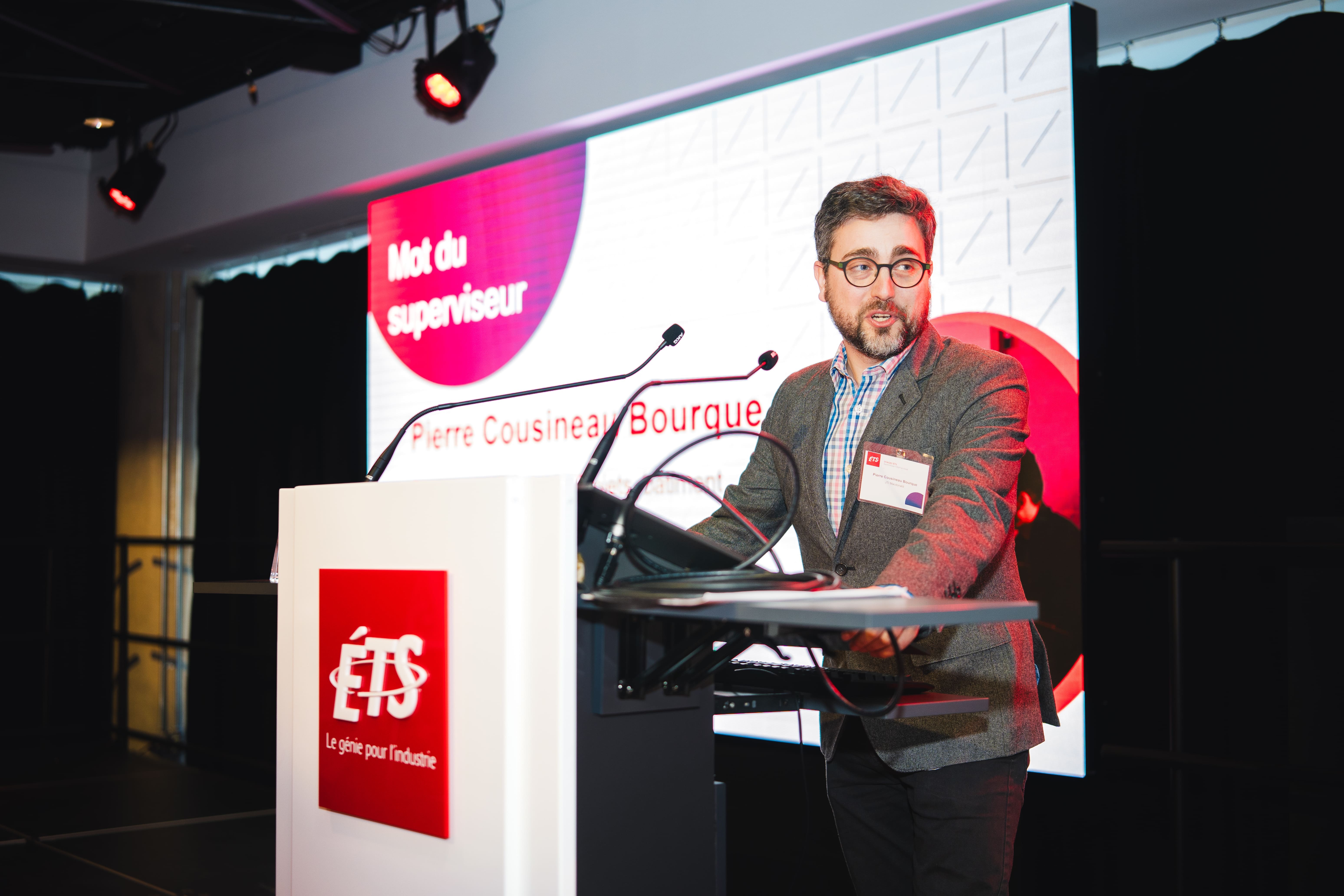 Intervention du superviseur Pierre Cousineau Bourque lors d'un événement à l'ETS, mettant l'accent sur l'innovation en technologie.