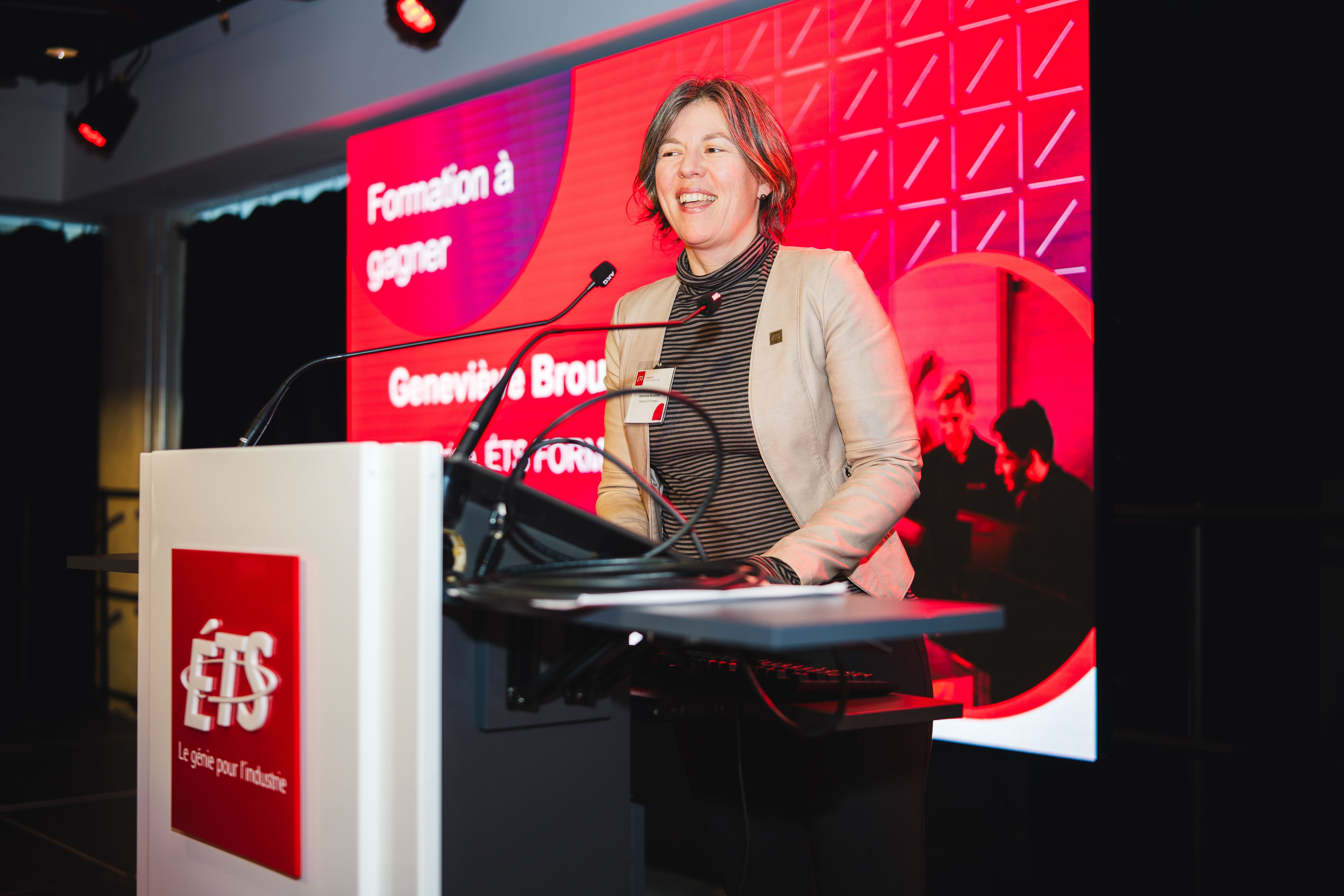 Présentation dynamique sur la formation à l’ÉTS, mettant en avant l’enthousiasme et l'engagement envers l'éducation technologique.