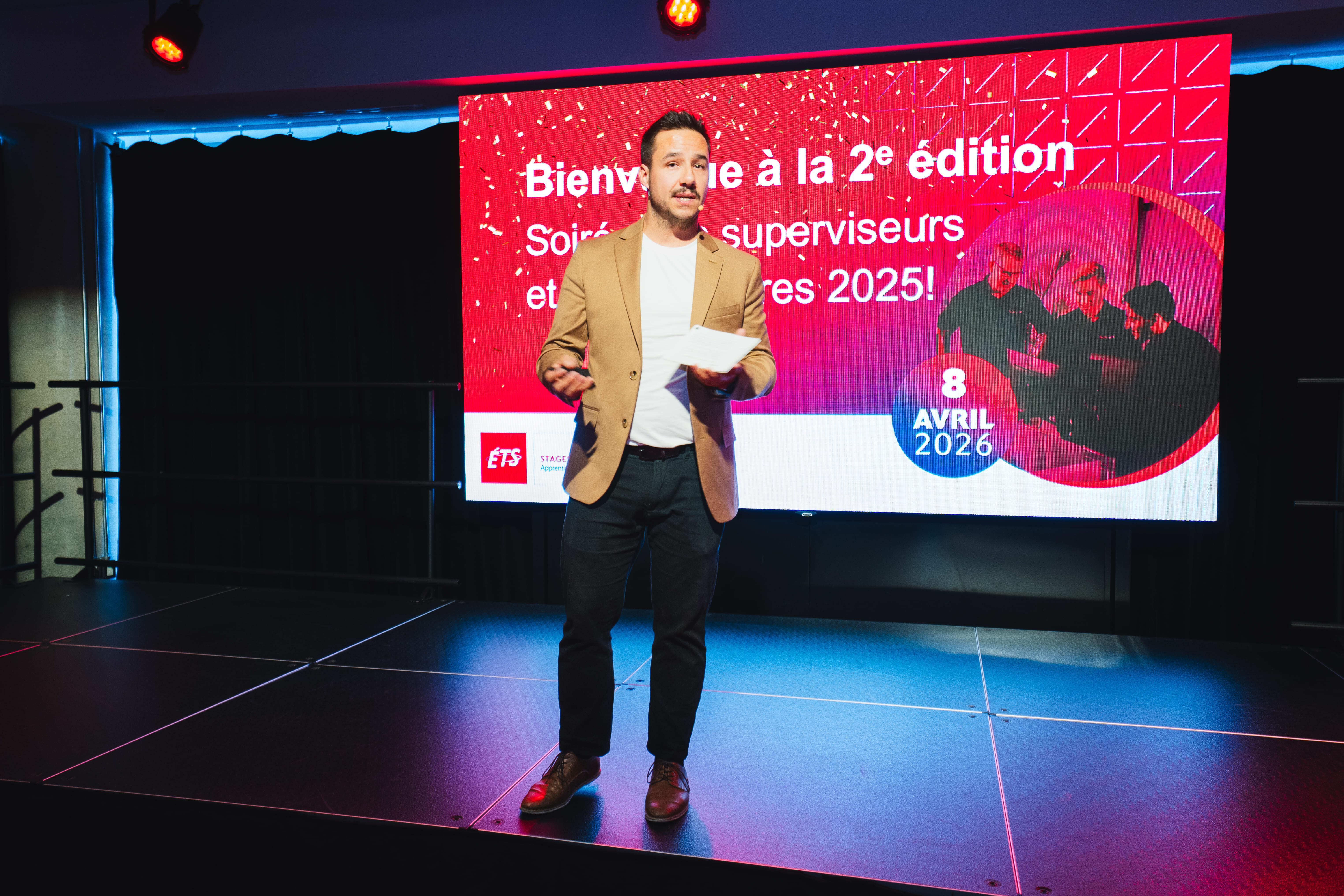 Un homme présente la 2e édition d'un événement sur les stages, accueillant superviseurs et futurs diplômés de 2025.