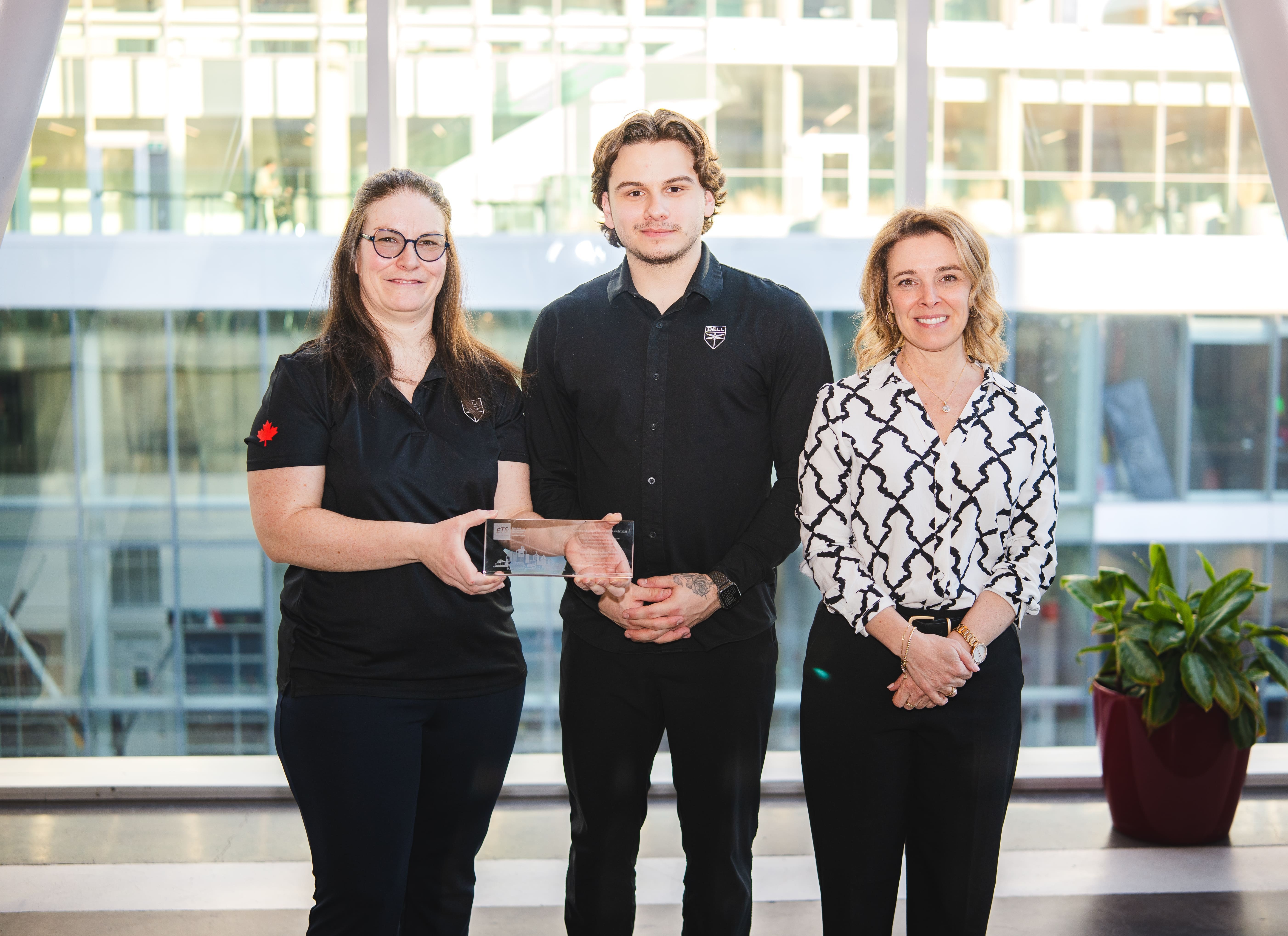Célébration d'une réussite académique, avec des participants souriants et un trophée en évidence, dans un cadre moderne et lumineux.