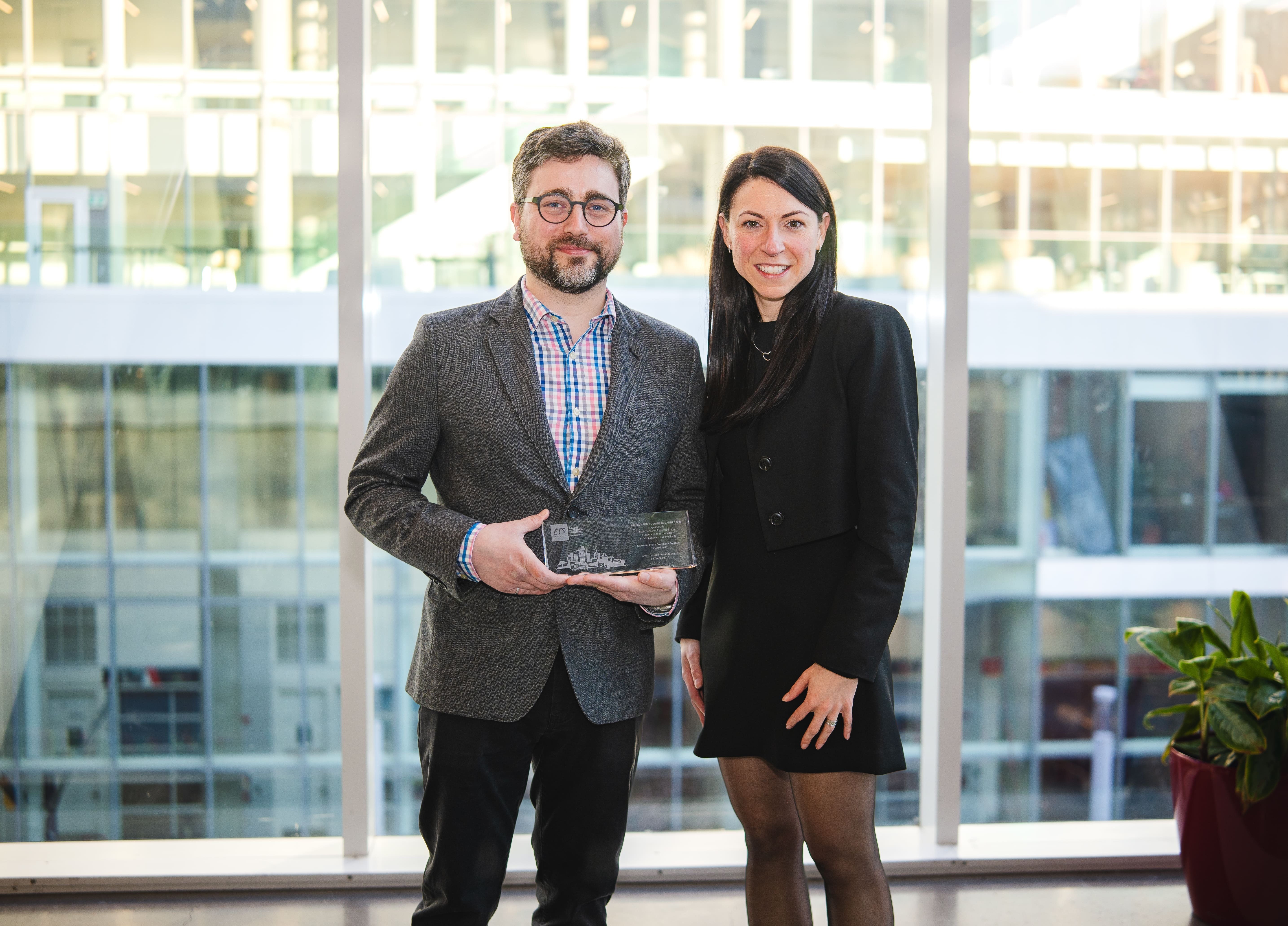 Remise d'un prix lors d'un événement à l'Université, mettant en valeur l'excellence académique et l'engagement des participants.