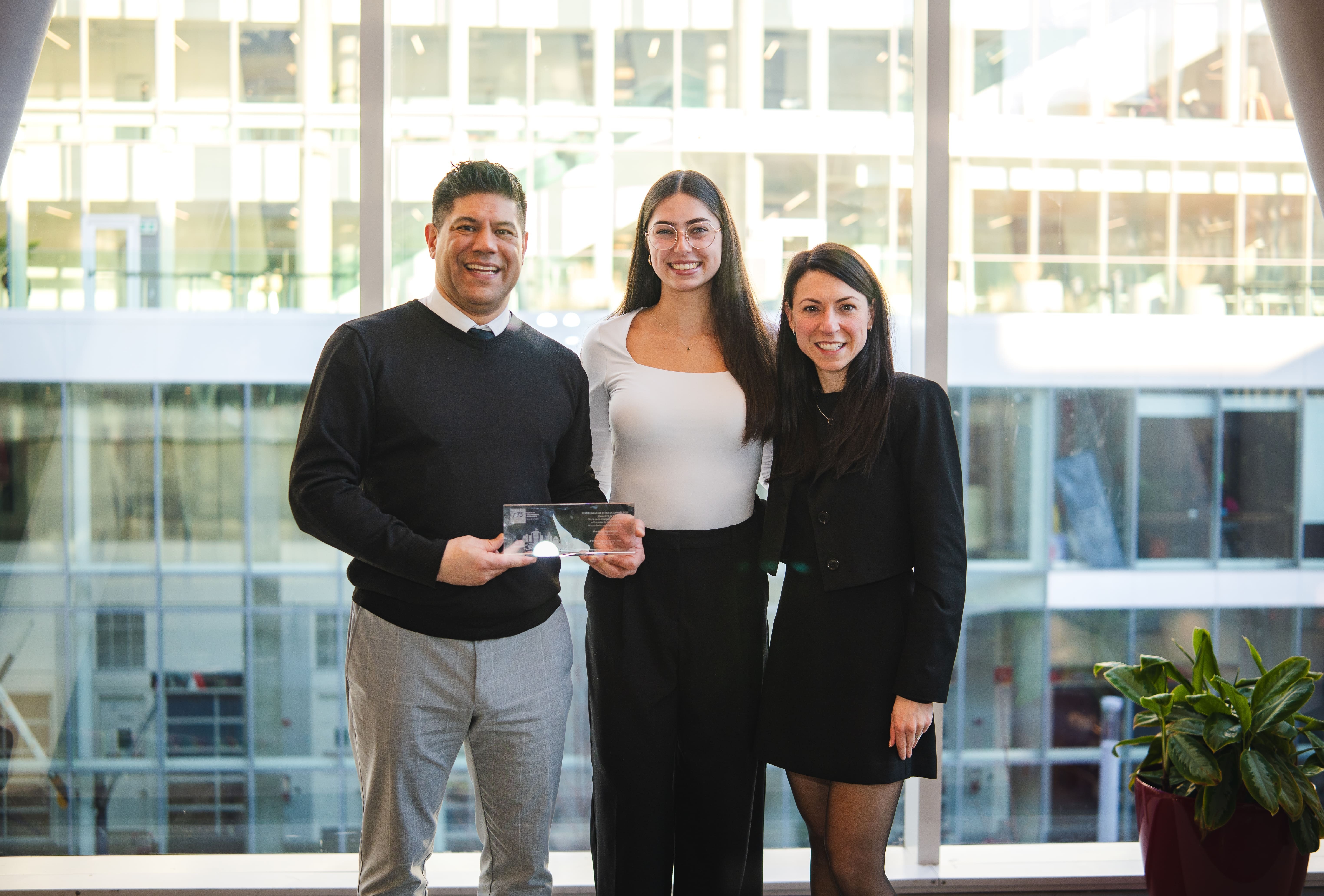 Célébration de réussites académiques, avec des étudiants et des enseignants fiers de recevoir des distinctions dans un environnement moderne.