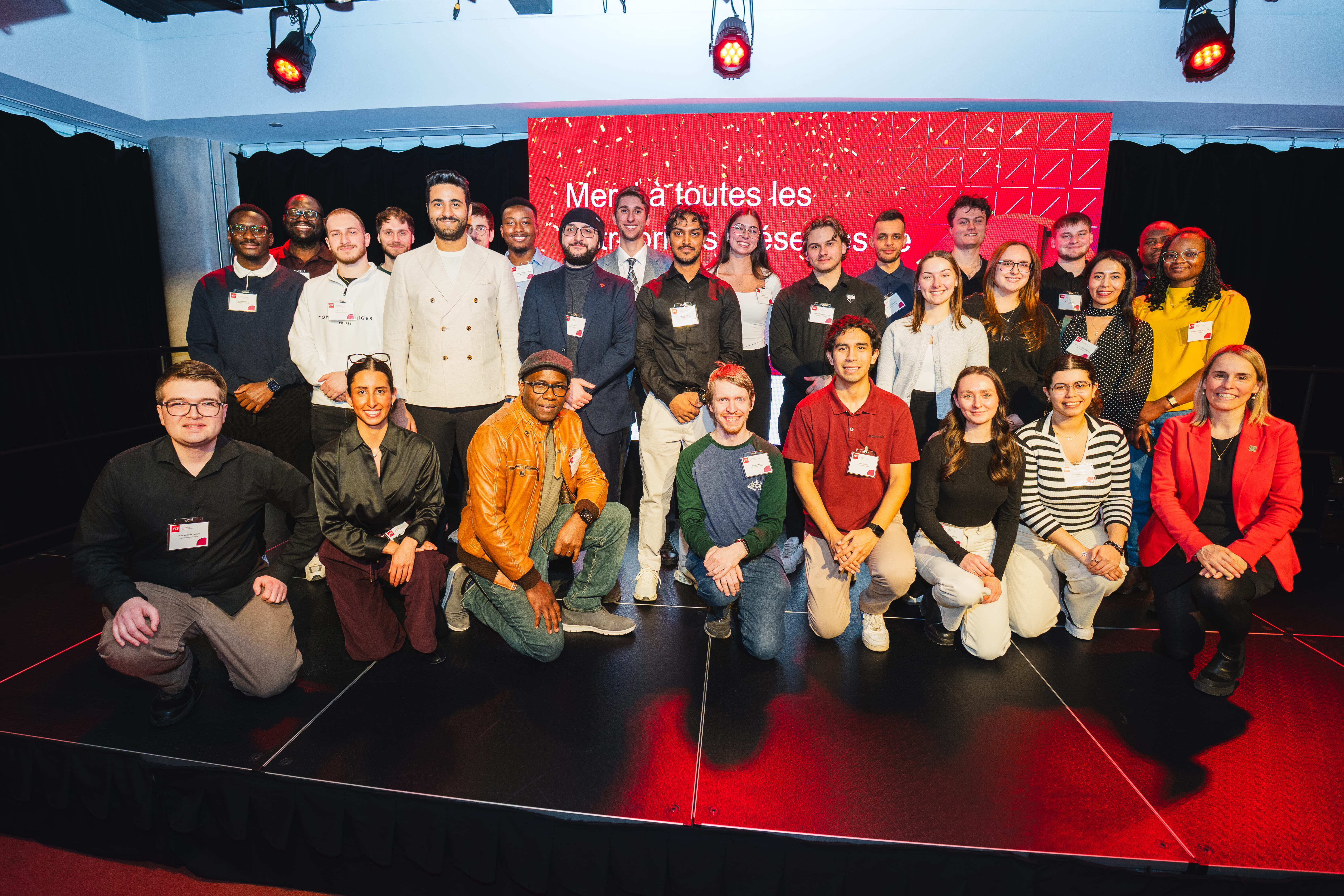 Un groupe d'étudiants et de membres du corps professoral célèbre, réunis lors d'un événement à l'Université en technologie supérieure.