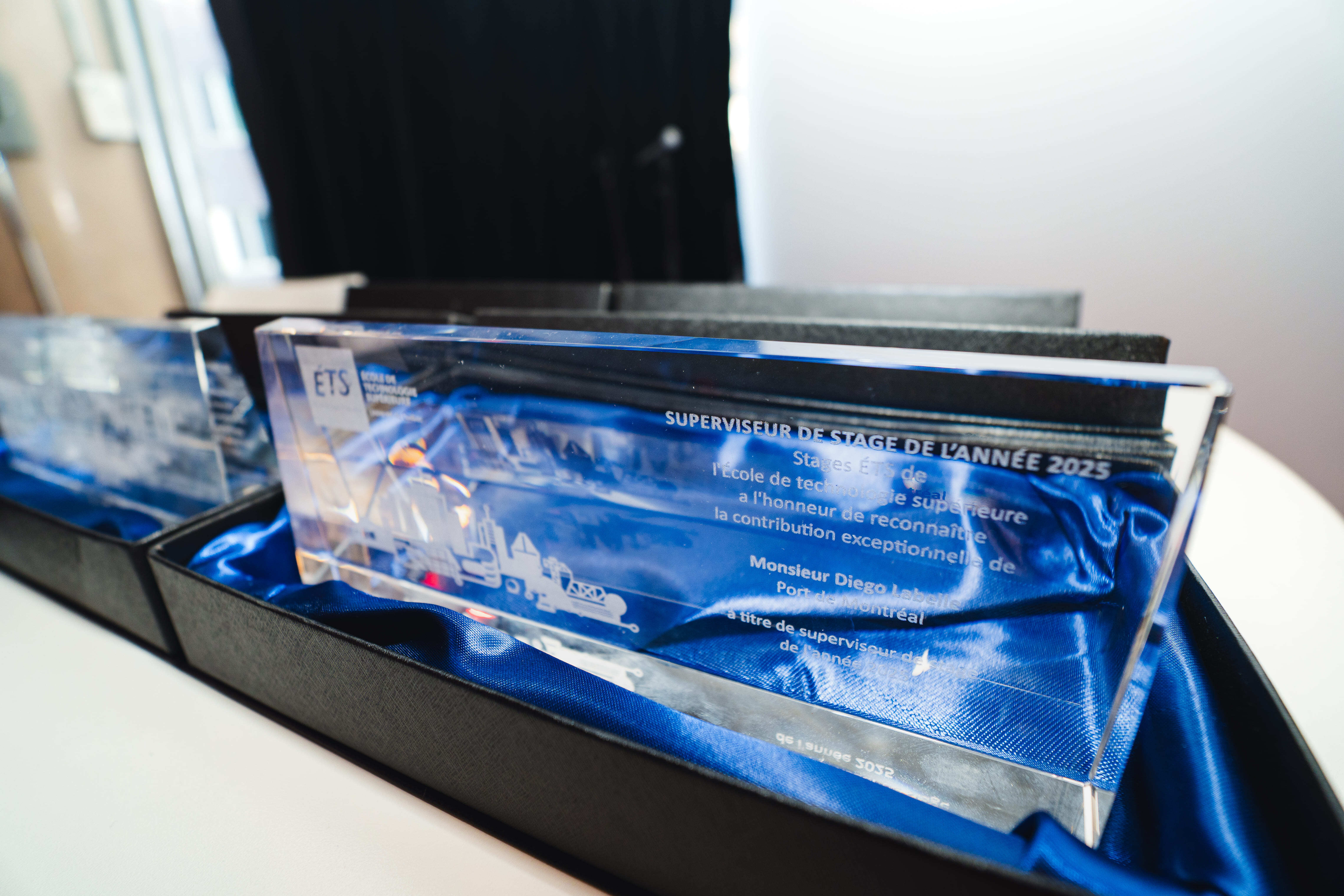 Trophée honorant le superviseur de stage de l'année 2025, reconnaissant une contribution exceptionnelle dans l'éducation technologique.