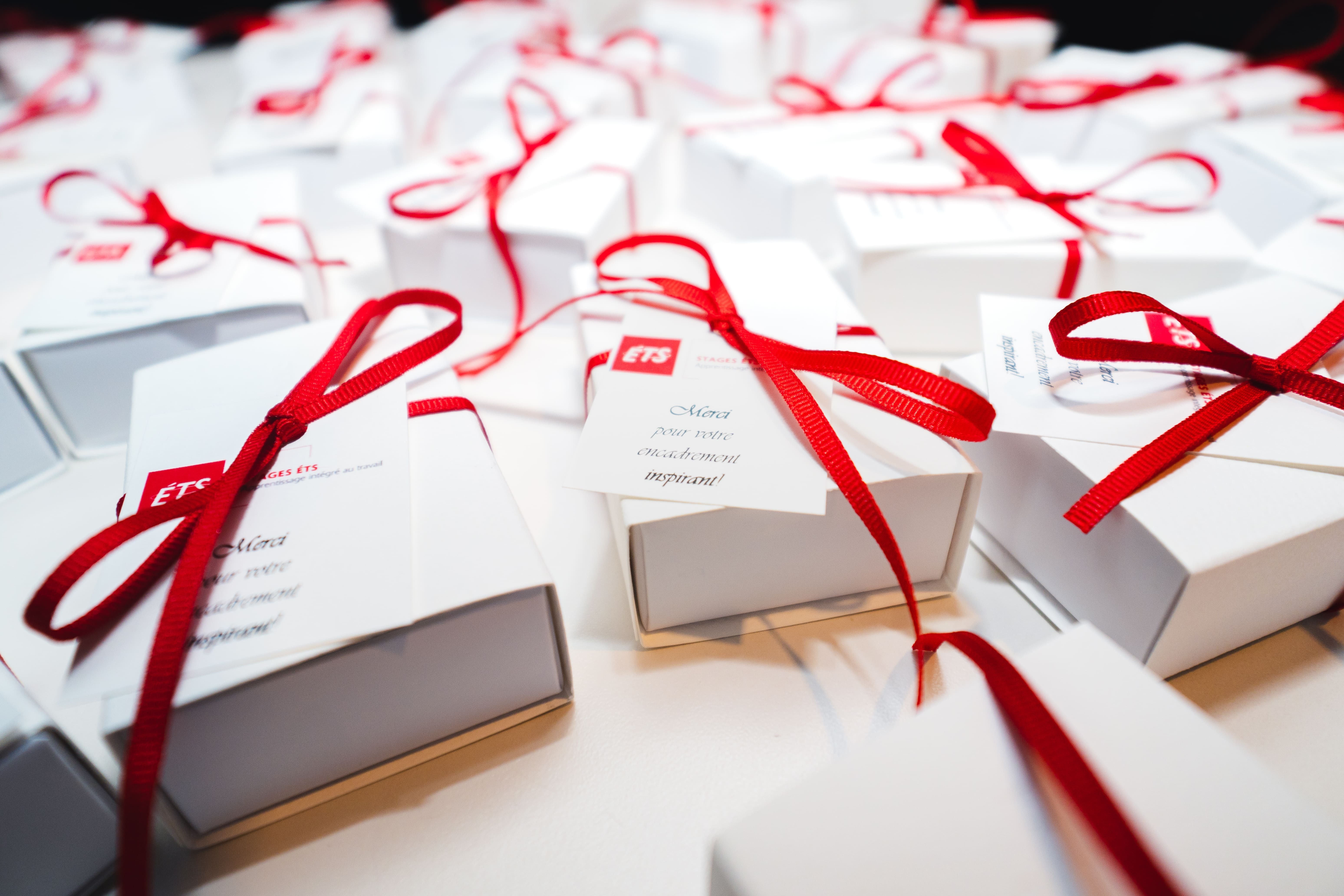 Des petits paquets décorés de rubans rouges, accompagnés de messages de remerciement inspirants pour les étudiants.