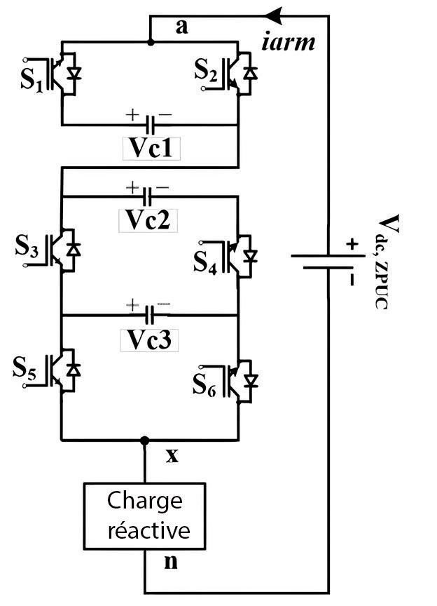 Schéma représentant un circuit électrique avec des interrupteurs et des capacités, incluant une charge réactive et des tensions spécifiques.