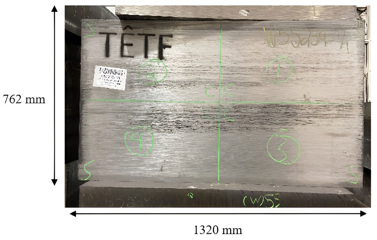 Dimensions et marquages sur un panneau métallique de 1320 mm par 762 mm, destiné à des applications techniques.