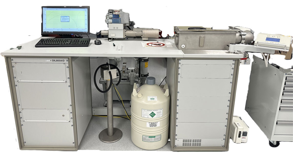 Équipement de laboratoire moderne avec écran, systèmes de contrôle et conteneurs pour analyses technologiques avancées.