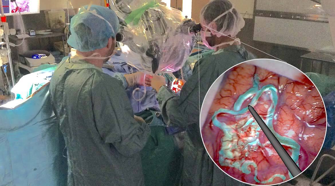 Équipe chirurgicale en action avec technologie avancée.