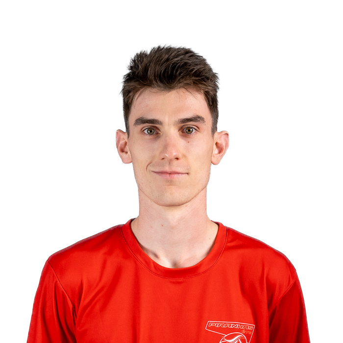 Jeune adulte souriant en maillot sportif bleu avec motifs et logo.