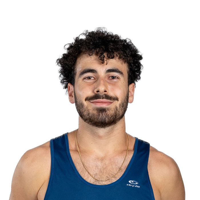 Étudiant dynamique en technologie, souriant et dégageant une attitude confiante, portant un débardeur sportif.