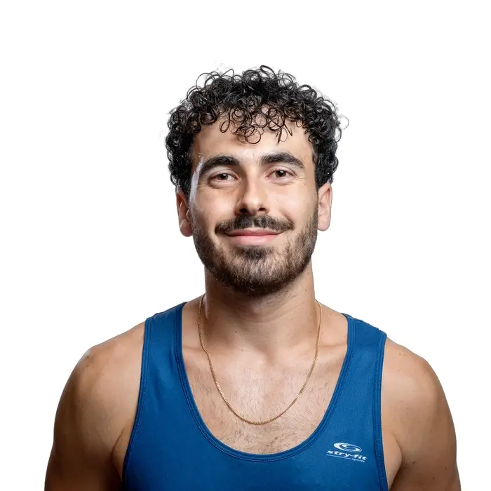 Étudiant dynamique en technologie, souriant et dégageant une attitude confiante, portant un débardeur sportif.