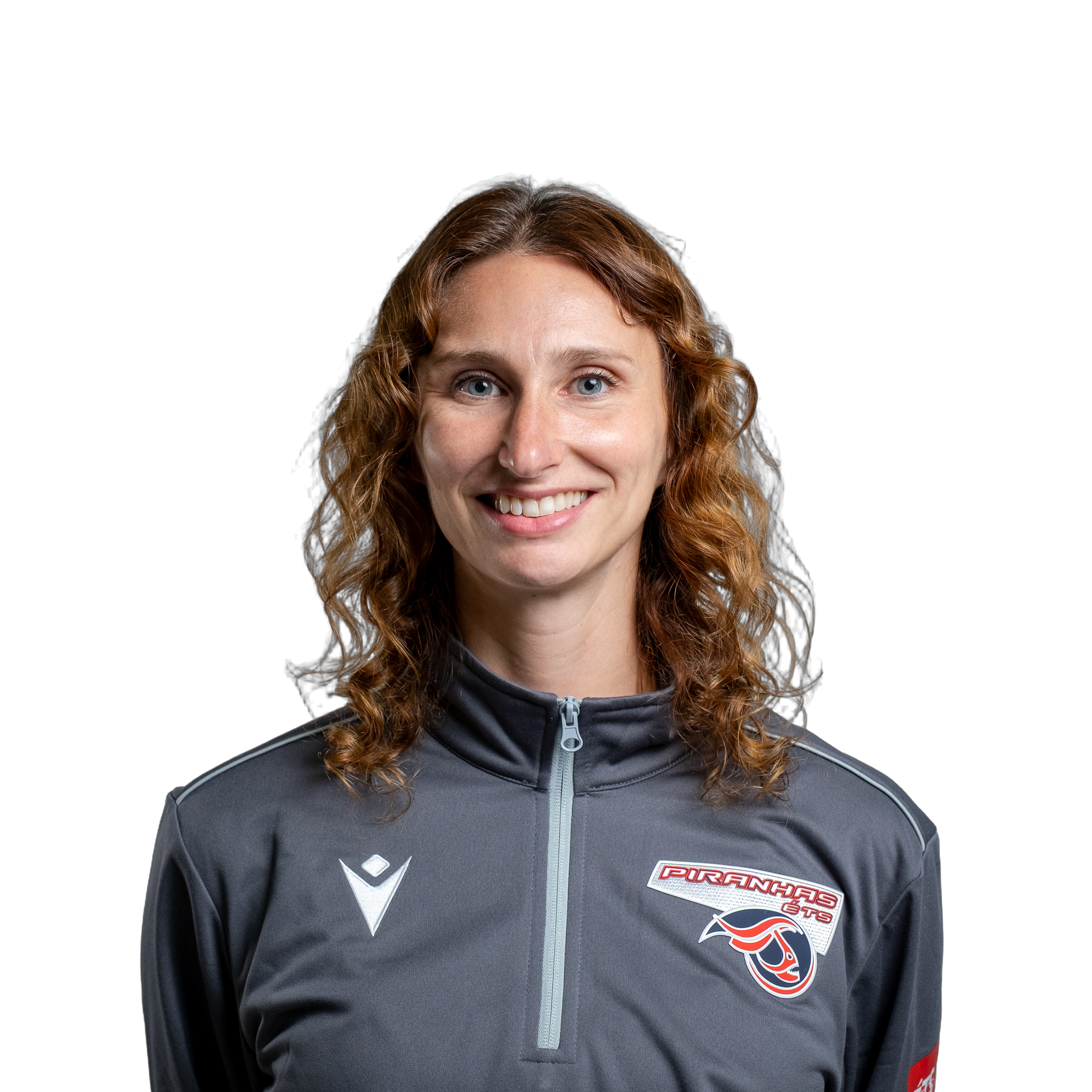 Portrait d'une jeune femme souriante, vêtue d'une tenue sportive grise, représentant une équipe avec un logo distinctif.
