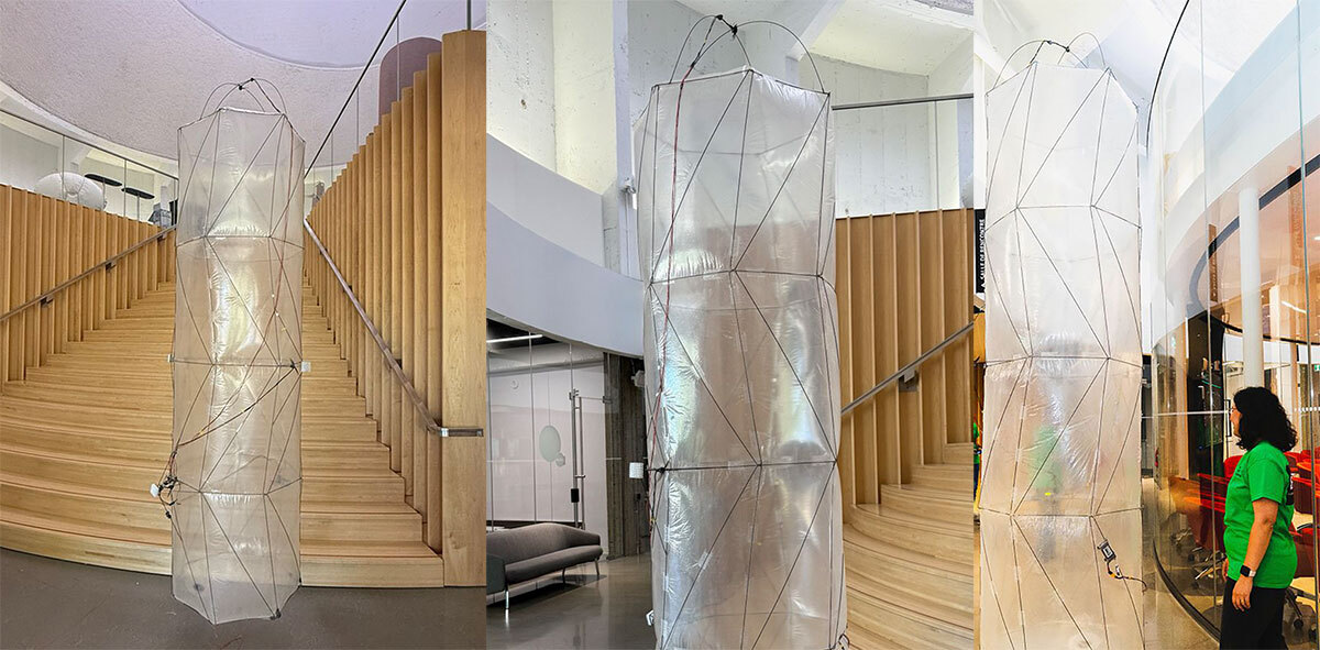 Installation artistique en espace public, mêlant transparence et géométrie, intégrée à un design contemporain.