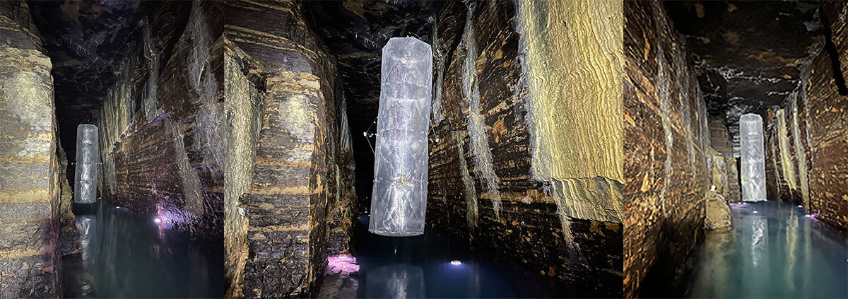 Un paysage souterrain mystérieux, où des colonnes de sel se dressent majestueusement au-dessus d'un lac souterrain. Éclats de lumière colorée.