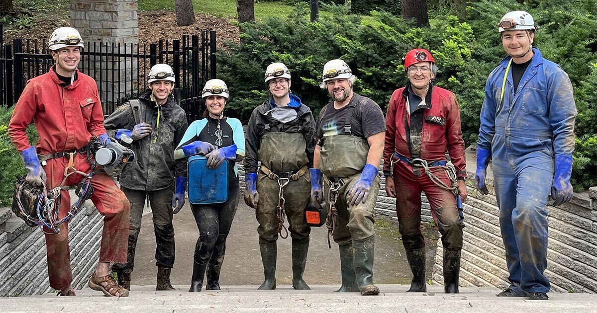 Étudiants en technologie, prêts pour des explorations pratiques, vêtus de combinaisons et casques, souriants et déterminés.
