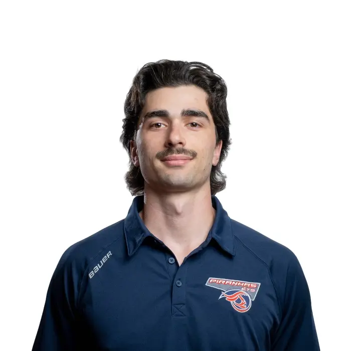 Étudiant en maillot ETS, souriant, jeune et décontracté.