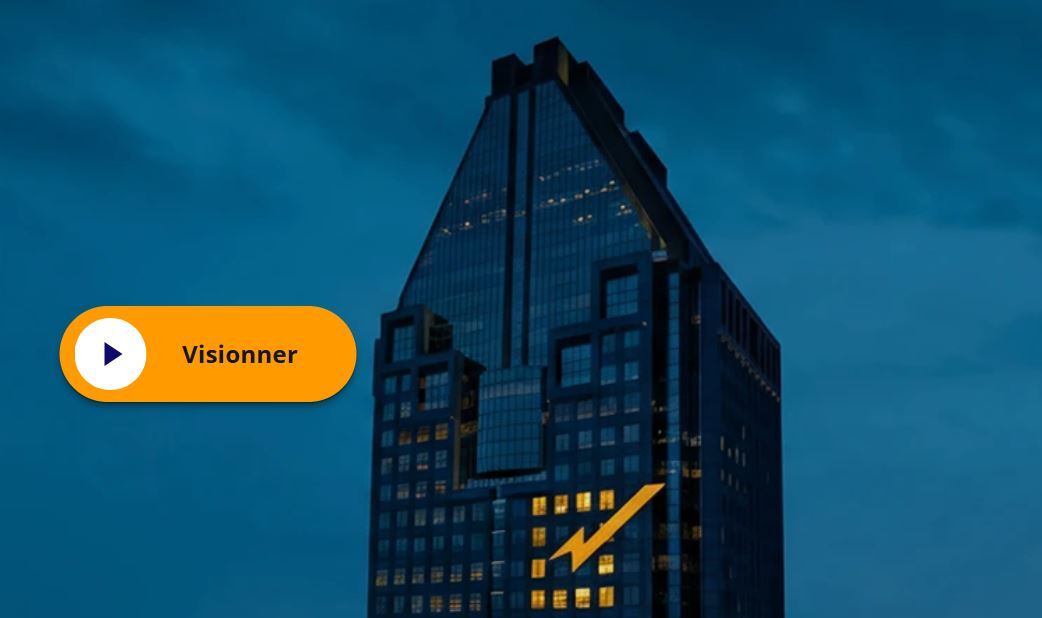 Bâtiment moderne illuminé, symbole d'innovation et de technologie, dans un ciel nocturne saisissant.