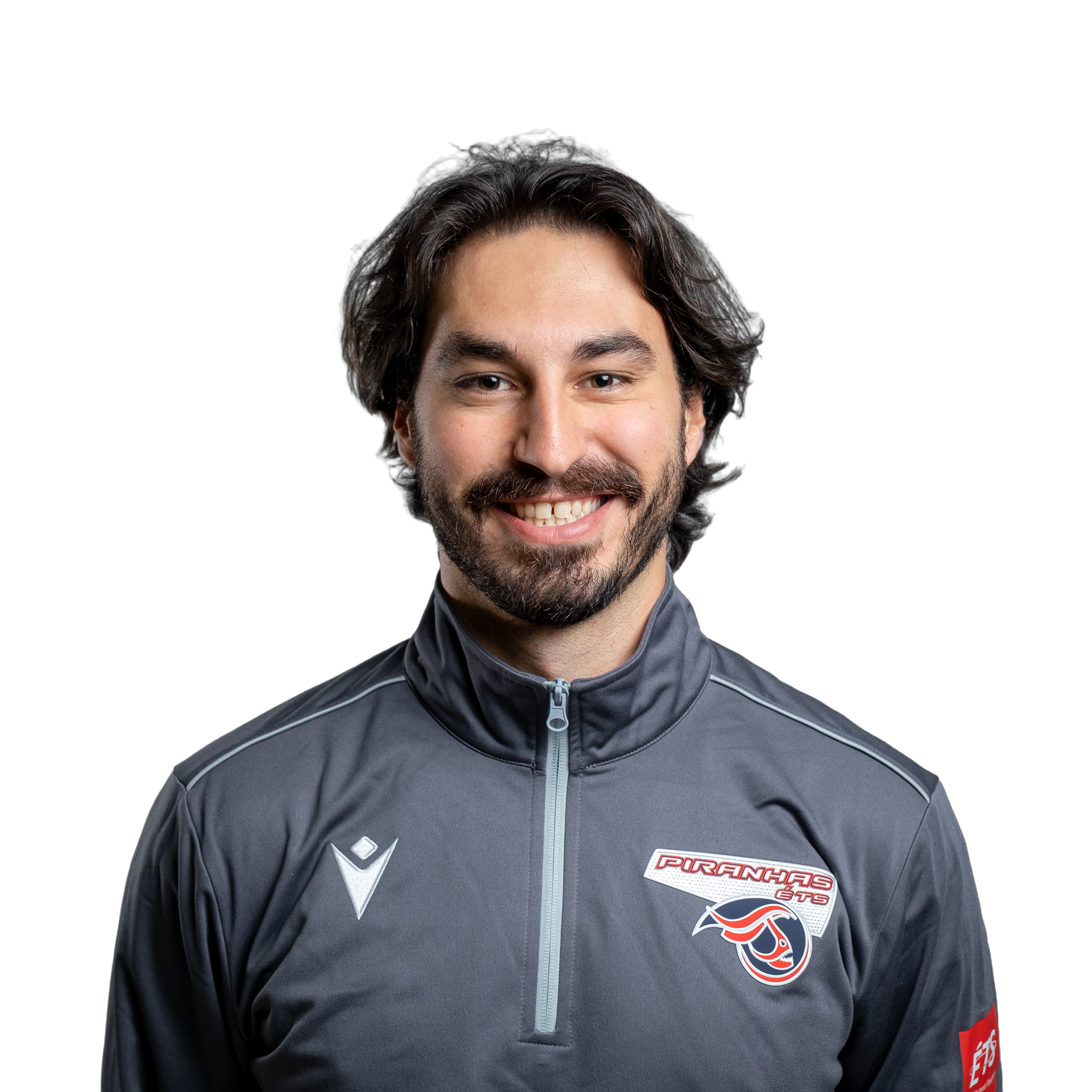 Un jeune homme souriant porte une tenue sportive grise avec le logo des Piranhas, reflétant l'esprit d'équipe et de camaraderie.