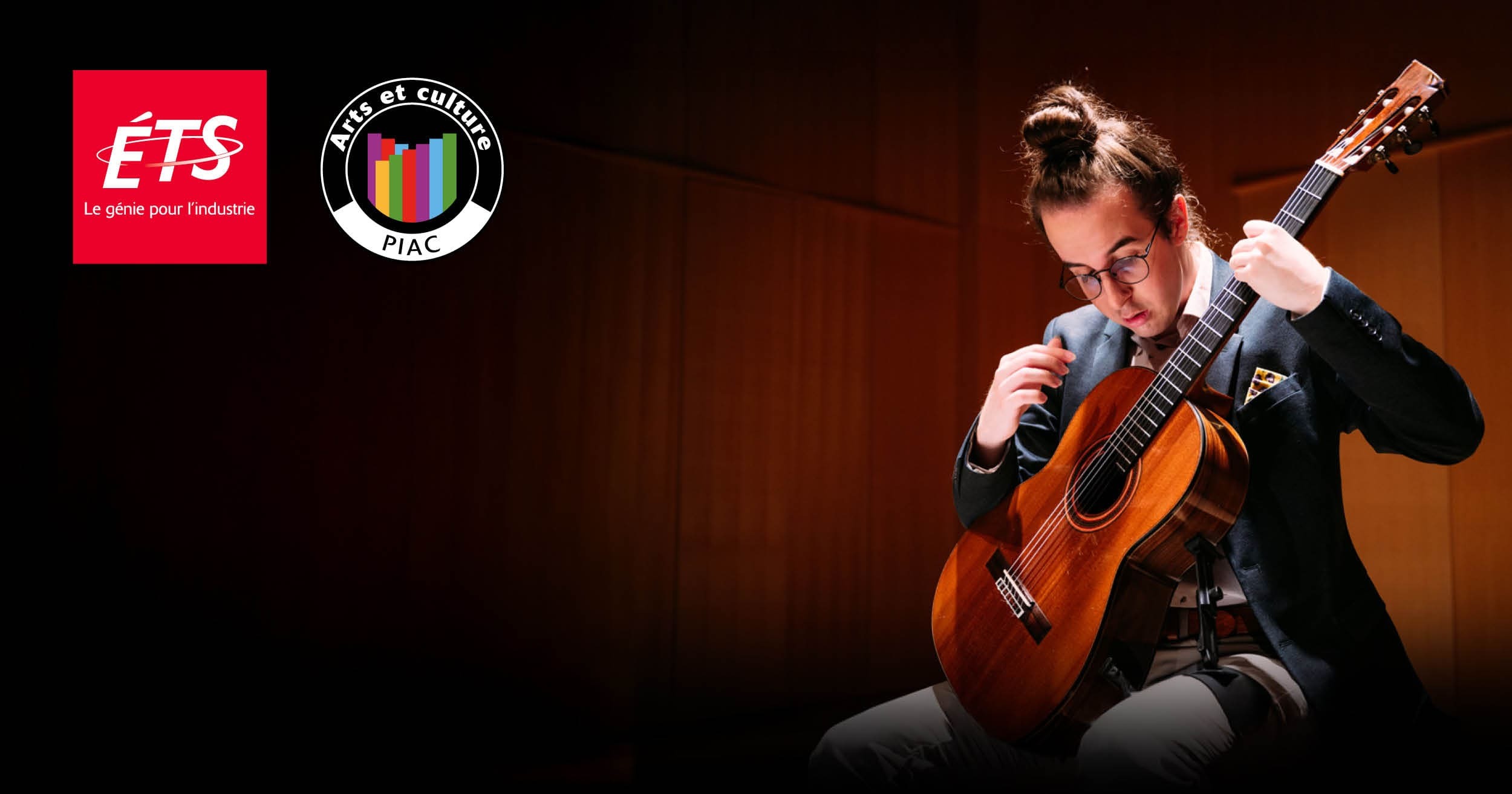 Un étudiant en costume joue de la guitare, illustrant l'engagement d'ÉTS pour l'harmonie entre arts et technologie.